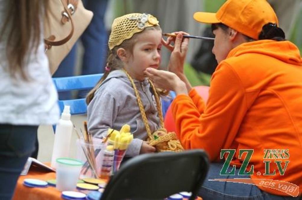 Ar tradicionālo Amatu tirgu Jelgavas centrā sestdien turpinājās Pilsētas svētki. Šoreiz dažādu nozaru amtbniecības izstrādājumi bija pārstāvēti kuplā skaitā – 134 stendos, bez tam bija sarīkotas vairākas reklāmas akcijas. Vairāku stendu...