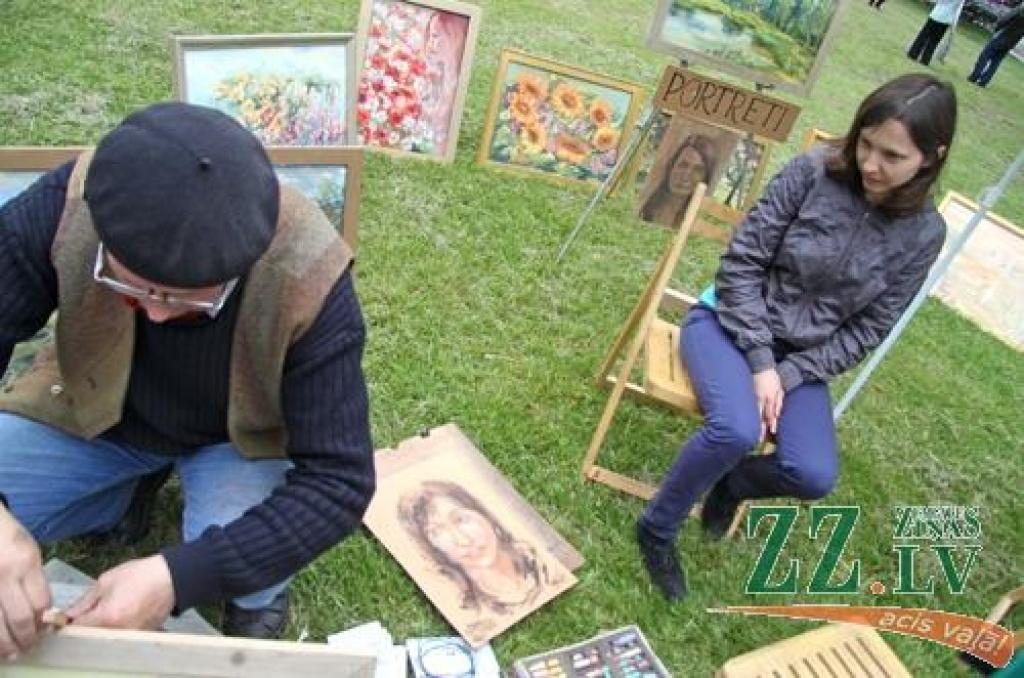 Ar tradicionālo Amatu tirgu Jelgavas centrā sestdien turpinājās Pilsētas svētki. Šoreiz dažādu nozaru amtbniecības izstrādājumi bija pārstāvēti kuplā skaitā – 134 stendos, bez tam bija sarīkotas vairākas reklāmas akcijas. Vairāku stendu...
