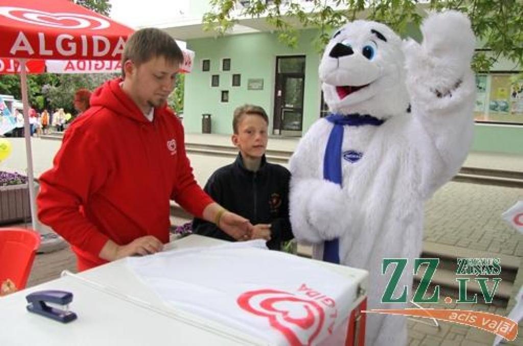 Ar tradicionālo Amatu tirgu Jelgavas centrā sestdien turpinājās Pilsētas svētki. Šoreiz dažādu nozaru amtbniecības izstrādājumi bija pārstāvēti kuplā skaitā – 134 stendos, bez tam bija sarīkotas vairākas reklāmas akcijas. Vairāku stendu...