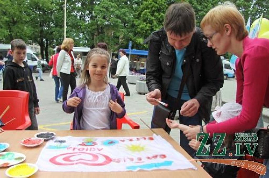 Ar tradicionālo Amatu tirgu Jelgavas centrā sestdien turpinājās Pilsētas svētki. Šoreiz dažādu nozaru amtbniecības izstrādājumi bija pārstāvēti kuplā skaitā – 134 stendos, bez tam bija sarīkotas vairākas reklāmas akcijas. Vairāku stendu...