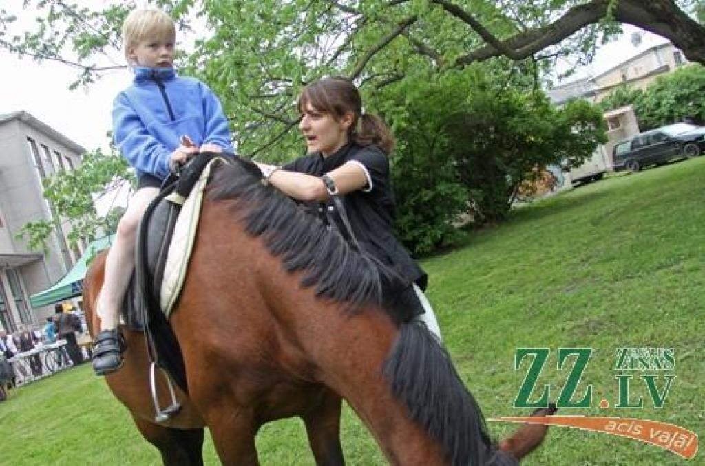 Ar tradicionālo Amatu tirgu Jelgavas centrā sestdien turpinājās Pilsētas svētki. Šoreiz dažādu nozaru amtbniecības izstrādājumi bija pārstāvēti kuplā skaitā – 134 stendos, bez tam bija sarīkotas vairākas reklāmas akcijas. Vairāku stendu...