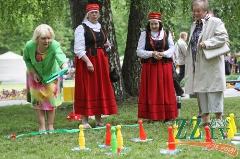 Ar tradicionālo Amatu tirgu Jelgavas centrā sestdien turpinājās Pilsētas svētki. Šoreiz dažādu nozaru amtbniecības izstrādājumi bija pārstāvēti kuplā skaitā – 134 stendos, bez tam bija sarīkotas vairākas reklāmas akcijas. Vairāku stendu...