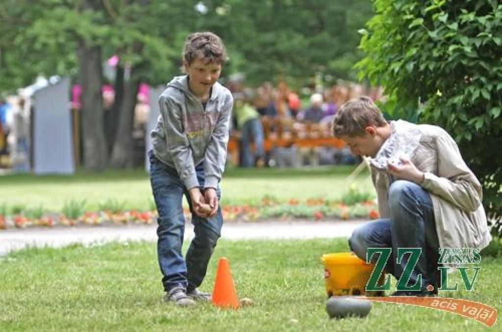 Ar tradicionālo Amatu tirgu Jelgavas centrā sestdien turpinājās Pilsētas svētki. Šoreiz dažādu nozaru amtbniecības izstrādājumi bija pārstāvēti kuplā skaitā – 134 stendos, bez tam bija sarīkotas vairākas reklāmas akcijas. Vairāku stendu...