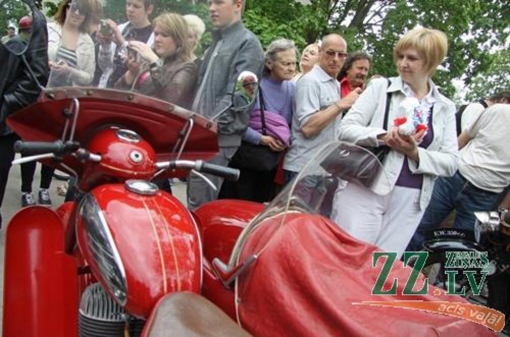 Ar tradicionālo Amatu tirgu Jelgavas centrā sestdien turpinājās Pilsētas svētki. Šoreiz dažādu nozaru amtbniecības izstrādājumi bija pārstāvēti kuplā skaitā – 134 stendos, bez tam bija sarīkotas vairākas reklāmas akcijas. Vairāku stendu...