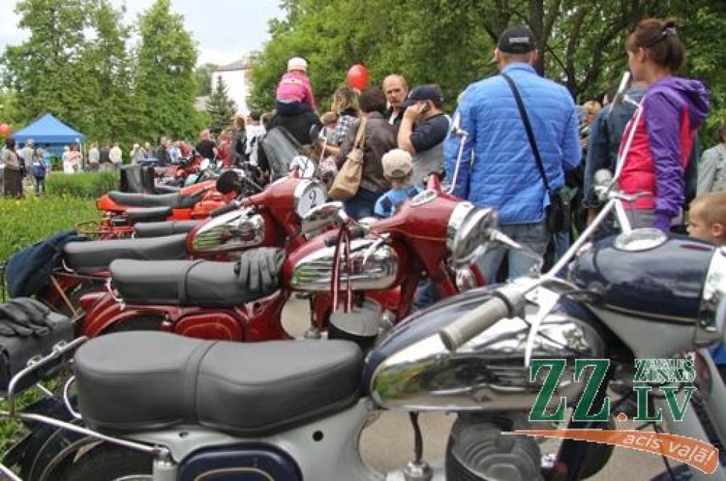 Ar tradicionālo Amatu tirgu Jelgavas centrā sestdien turpinājās Pilsētas svētki. Šoreiz dažādu nozaru amtbniecības izstrādājumi bija pārstāvēti kuplā skaitā – 134 stendos, bez tam bija sarīkotas vairākas reklāmas akcijas. Vairāku stendu...
