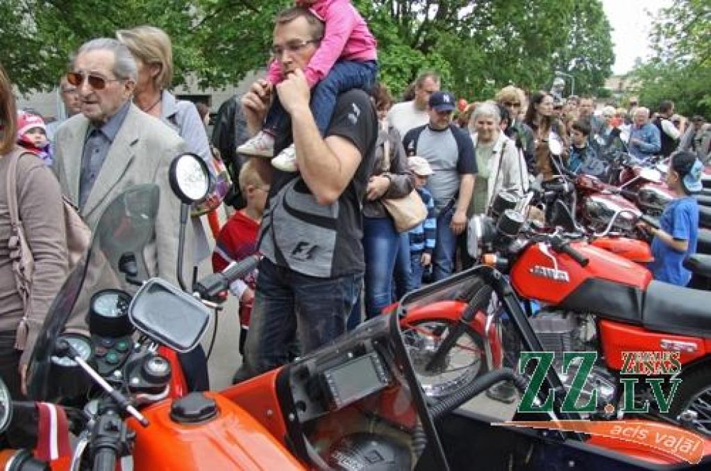 Ar tradicionālo Amatu tirgu Jelgavas centrā sestdien turpinājās Pilsētas svētki. Šoreiz dažādu nozaru amtbniecības izstrādājumi bija pārstāvēti kuplā skaitā – 134 stendos, bez tam bija sarīkotas vairākas reklāmas akcijas. Vairāku stendu...