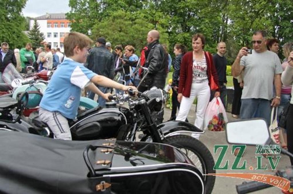 Ar tradicionālo Amatu tirgu Jelgavas centrā sestdien turpinājās Pilsētas svētki. Šoreiz dažādu nozaru amtbniecības izstrādājumi bija pārstāvēti kuplā skaitā – 134 stendos, bez tam bija sarīkotas vairākas reklāmas akcijas. Vairāku stendu...