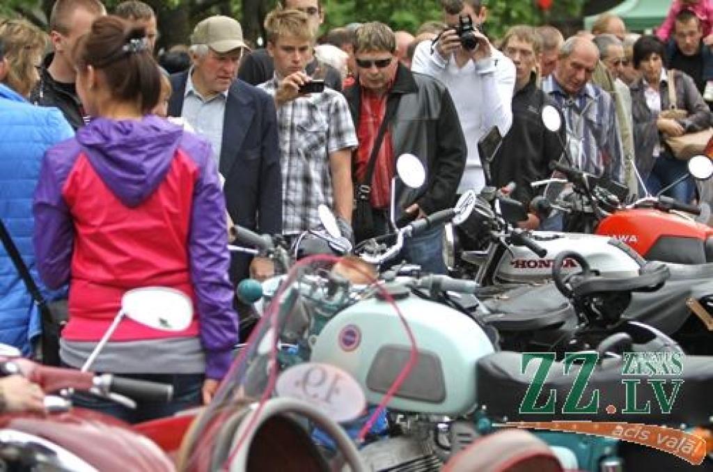 Ar tradicionālo Amatu tirgu Jelgavas centrā sestdien turpinājās Pilsētas svētki. Šoreiz dažādu nozaru amtbniecības izstrādājumi bija pārstāvēti kuplā skaitā – 134 stendos, bez tam bija sarīkotas vairākas reklāmas akcijas. Vairāku stendu...
