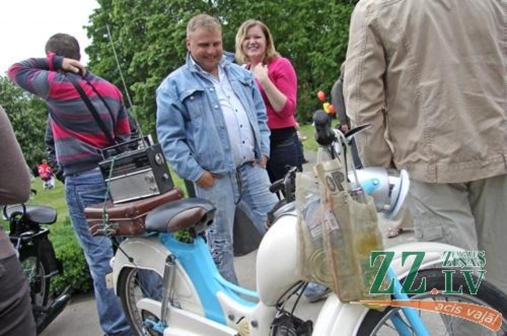 Ar tradicionālo Amatu tirgu Jelgavas centrā sestdien turpinājās Pilsētas svētki. Šoreiz dažādu nozaru amtbniecības izstrādājumi bija pārstāvēti kuplā skaitā – 134 stendos, bez tam bija sarīkotas vairākas reklāmas akcijas. Vairāku stendu...