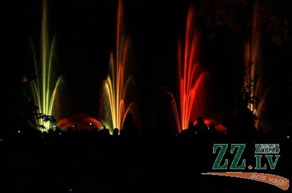 Ar tradicionālo Amatu tirgu Jelgavas centrā sestdien turpinājās Pilsētas svētki. Šoreiz dažādu nozaru amtbniecības izstrādājumi bija pārstāvēti kuplā skaitā – 134 stendos, bez tam bija sarīkotas vairākas reklāmas akcijas. Vairāku stendu...