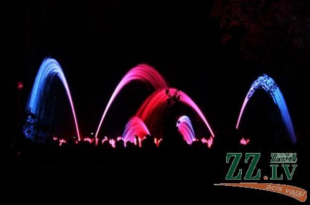 Ar tradicionālo Amatu tirgu Jelgavas centrā sestdien turpinājās Pilsētas svētki. Šoreiz dažādu nozaru amtbniecības izstrādājumi bija pārstāvēti kuplā skaitā – 134 stendos, bez tam bija sarīkotas vairākas reklāmas akcijas. Vairāku stendu...