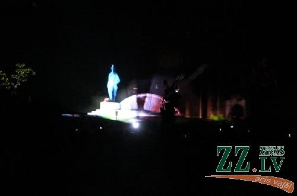 Ar tradicionālo Amatu tirgu Jelgavas centrā sestdien turpinājās Pilsētas svētki. Šoreiz dažādu nozaru amtbniecības izstrādājumi bija pārstāvēti kuplā skaitā – 134 stendos, bez tam bija sarīkotas vairākas reklāmas akcijas. Vairāku stendu...