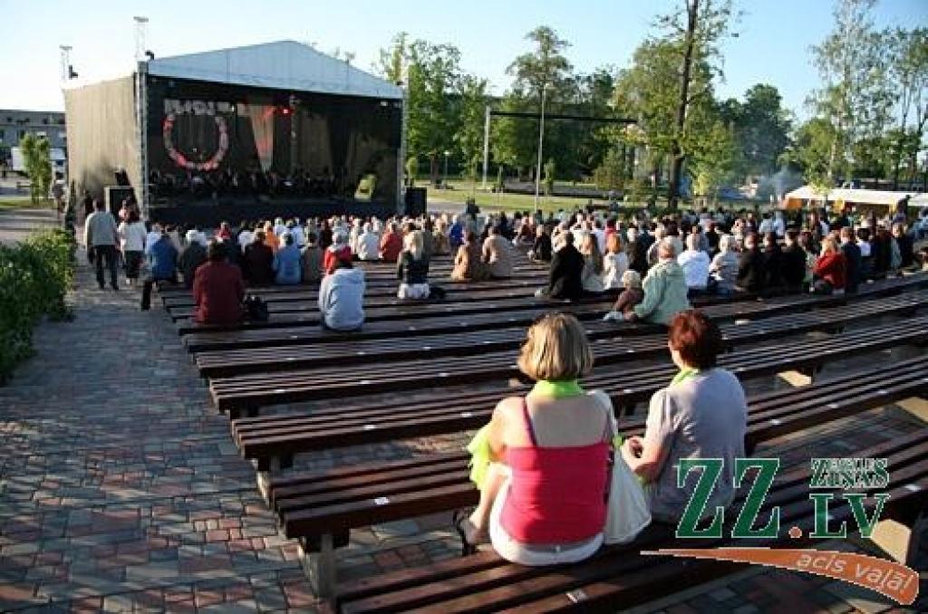 Jelgavas bigbendam šoreiz ticis gods piedalīties gan Pilsētas svētku atklāšanas, gan noslēguma koncertprogrammās.
Gan Jelgavas bigbends, gan «Trīs Latvijas tenori» (Miervaldis Jenčs, Nauris Puntulis, Guntars Ruņģis) ir vērtības ar...