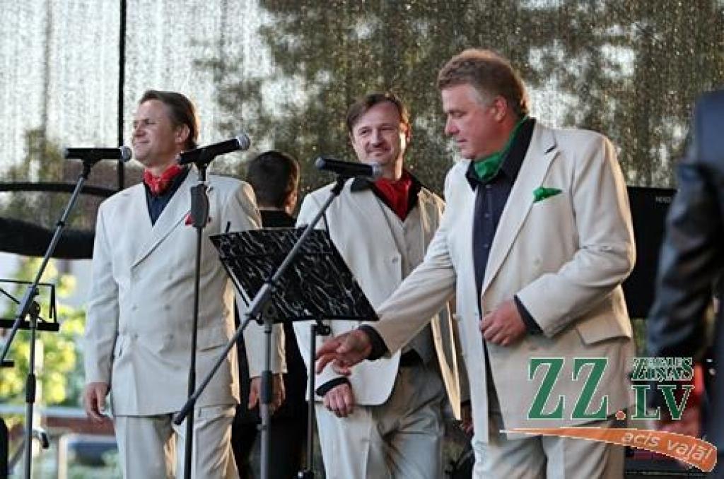Jelgavas bigbendam šoreiz ticis gods piedalīties gan Pilsētas svētku atklāšanas, gan noslēguma koncertprogrammās.
Gan Jelgavas bigbends, gan «Trīs Latvijas tenori» (Miervaldis Jenčs, Nauris Puntulis, Guntars Ruņģis) ir vērtības ar...
