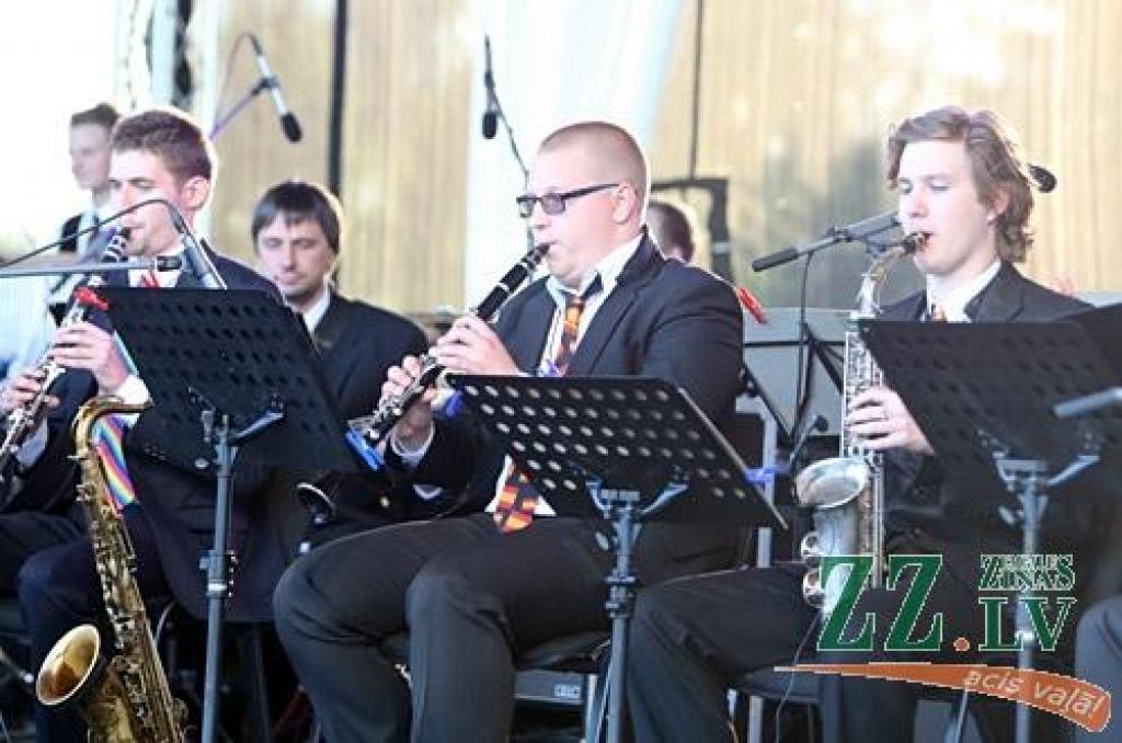 Jelgavas bigbendam šoreiz ticis gods piedalīties gan Pilsētas svētku atklāšanas, gan noslēguma koncertprogrammās.
Gan Jelgavas bigbends, gan «Trīs Latvijas tenori» (Miervaldis Jenčs, Nauris Puntulis, Guntars Ruņģis) ir vērtības ar...