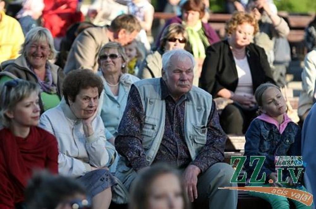 Jelgavas bigbendam šoreiz ticis gods piedalīties gan Pilsētas svētku atklāšanas, gan noslēguma koncertprogrammās.
Gan Jelgavas bigbends, gan «Trīs Latvijas tenori» (Miervaldis Jenčs, Nauris Puntulis, Guntars Ruņģis) ir vērtības ar...