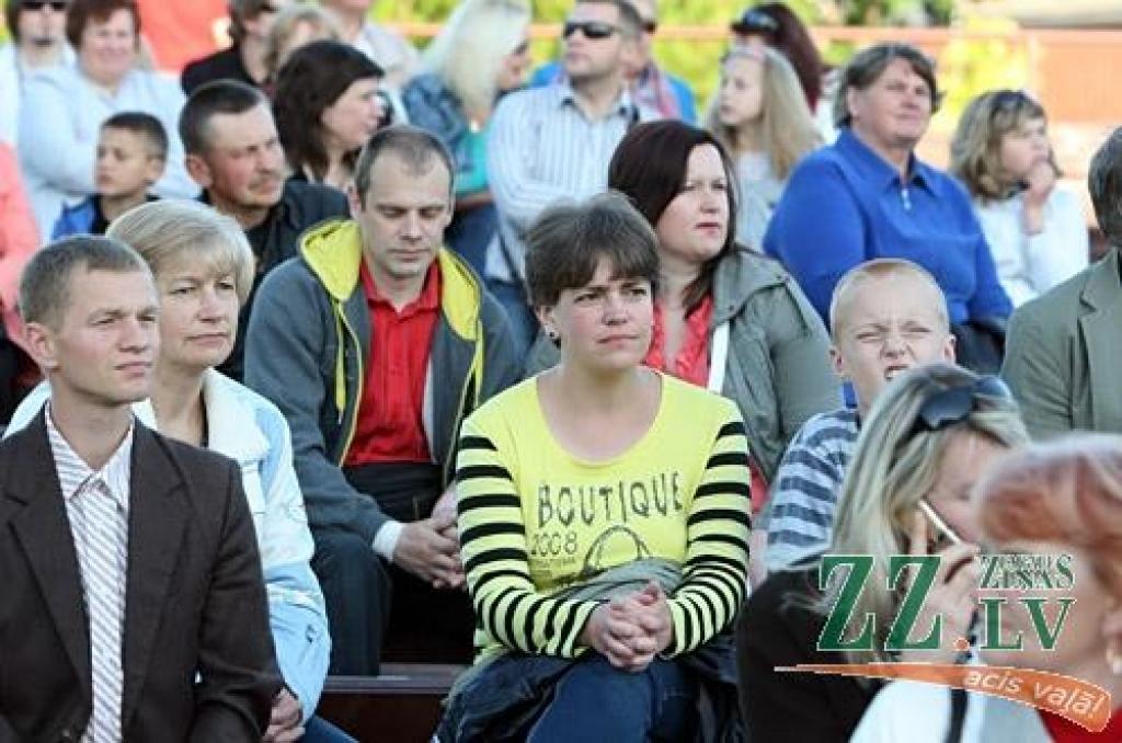 Jelgavas bigbendam šoreiz ticis gods piedalīties gan Pilsētas svētku atklāšanas, gan noslēguma koncertprogrammās.
Gan Jelgavas bigbends, gan «Trīs Latvijas tenori» (Miervaldis Jenčs, Nauris Puntulis, Guntars Ruņģis) ir vērtības ar...