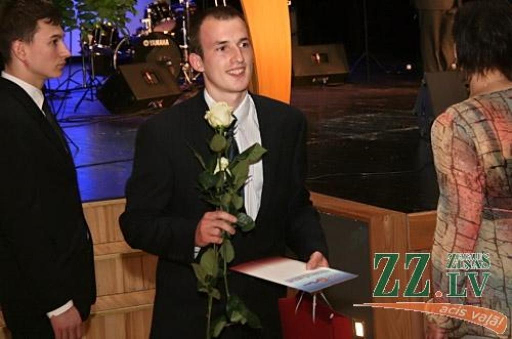 Tuvojoties mācību gada noslēgumam, Pilsētas svētku laikā tradicionāli tiek godināti Jelgavas vispārējo un profesionālo izglītības iestāžu audzēkņi, kuri Zemgales un Latvijas līmenī spējuši sevi teicami apliecināt mācību olimpiādēs,...