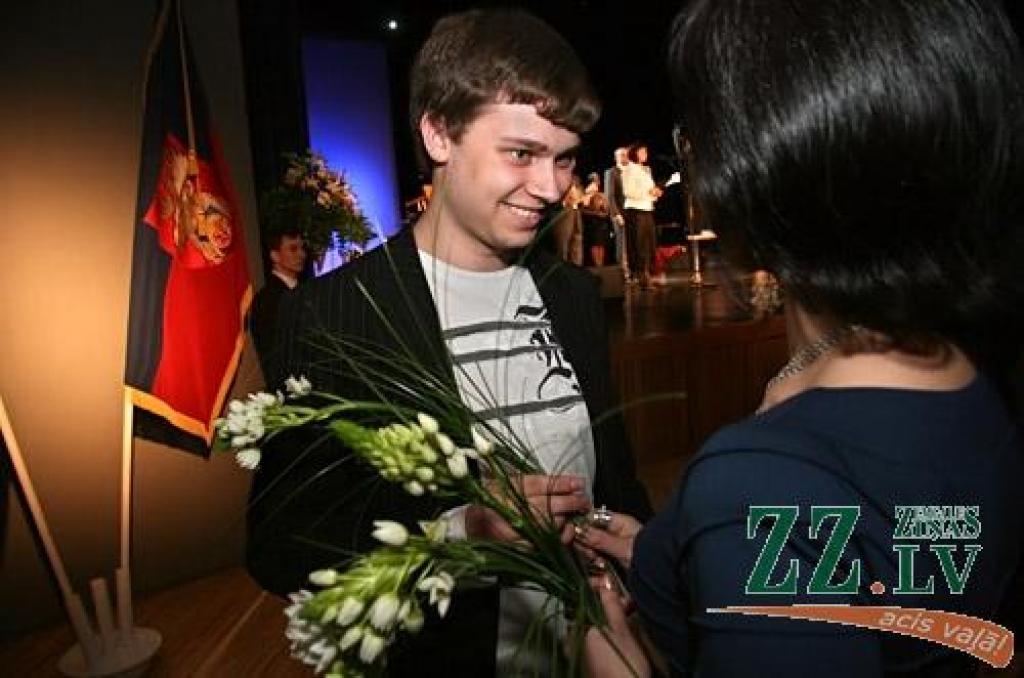 Tuvojoties mācību gada noslēgumam, Pilsētas svētku laikā tradicionāli tiek godināti Jelgavas vispārējo un profesionālo izglītības iestāžu audzēkņi, kuri Zemgales un Latvijas līmenī spējuši sevi teicami apliecināt mācību olimpiādēs,...