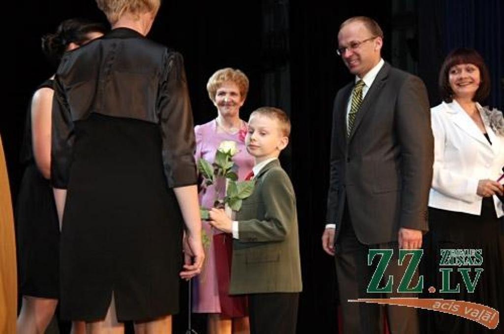Tuvojoties mācību gada noslēgumam, Pilsētas svētku laikā tradicionāli tiek godināti Jelgavas vispārējo un profesionālo izglītības iestāžu audzēkņi, kuri Zemgales un Latvijas līmenī spējuši sevi teicami apliecināt mācību olimpiādēs,...