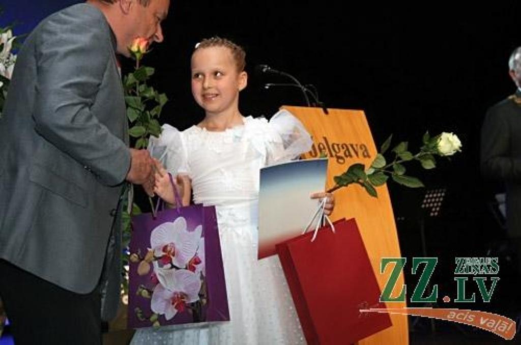 Tuvojoties mācību gada noslēgumam, Pilsētas svētku laikā tradicionāli tiek godināti Jelgavas vispārējo un profesionālo izglītības iestāžu audzēkņi, kuri Zemgales un Latvijas līmenī spējuši sevi teicami apliecināt mācību olimpiādēs,...