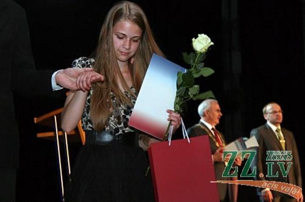 Tuvojoties mācību gada noslēgumam, Pilsētas svētku laikā tradicionāli tiek godināti Jelgavas vispārējo un profesionālo izglītības iestāžu audzēkņi, kuri Zemgales un Latvijas līmenī spējuši sevi teicami apliecināt mācību olimpiādēs,...