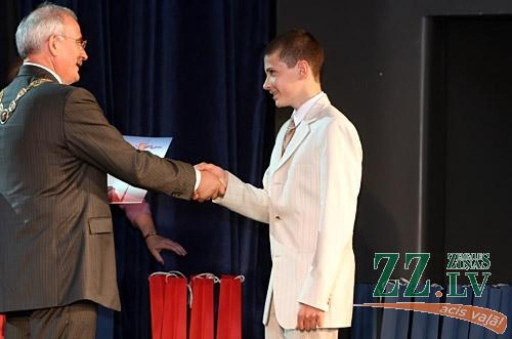 Tuvojoties mācību gada noslēgumam, Pilsētas svētku laikā tradicionāli tiek godināti Jelgavas vispārējo un profesionālo izglītības iestāžu audzēkņi, kuri Zemgales un Latvijas līmenī spējuši sevi teicami apliecināt mācību olimpiādēs,...