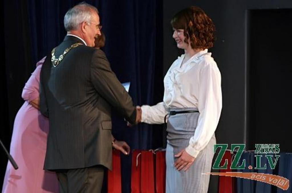 Tuvojoties mācību gada noslēgumam, Pilsētas svētku laikā tradicionāli tiek godināti Jelgavas vispārējo un profesionālo izglītības iestāžu audzēkņi, kuri Zemgales un Latvijas līmenī spējuši sevi teicami apliecināt mācību olimpiādēs,...