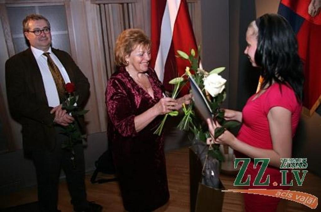 Tuvojoties mācību gada noslēgumam, Pilsētas svētku laikā tradicionāli tiek godināti Jelgavas vispārējo un profesionālo izglītības iestāžu audzēkņi, kuri Zemgales un Latvijas līmenī spējuši sevi teicami apliecināt mācību olimpiādēs,...