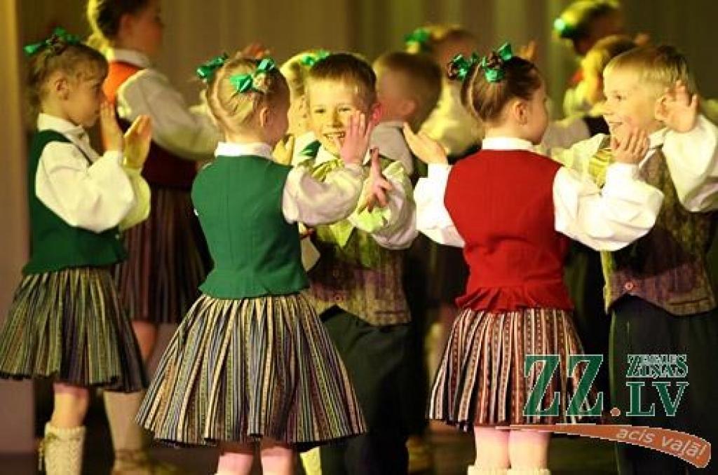 Patiesību sakot, ne mazāk krāšņa bija arī jubilejas programmas, ko piektdienas vakarā Jelgavas kultūras namā pirmo reizi publikai rādīja aģentūras «Kultūra» deju kolektīva «Vēja zirdziņš» kuplais pulks (215 bērnu septiņās grupās vecumā no...