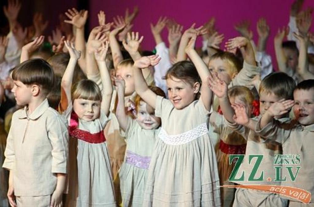 Patiesību sakot, ne mazāk krāšņa bija arī jubilejas programmas, ko piektdienas vakarā Jelgavas kultūras namā pirmo reizi publikai rādīja aģentūras «Kultūra» deju kolektīva «Vēja zirdziņš» kuplais pulks (215 bērnu septiņās grupās vecumā no...