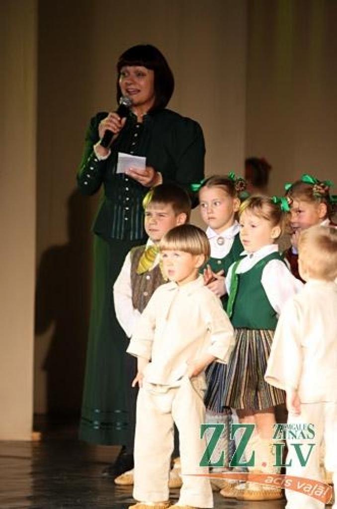 Patiesību sakot, ne mazāk krāšņa bija arī jubilejas programmas, ko piektdienas vakarā Jelgavas kultūras namā pirmo reizi publikai rādīja aģentūras «Kultūra» deju kolektīva «Vēja zirdziņš» kuplais pulks (215 bērnu septiņās grupās vecumā no...