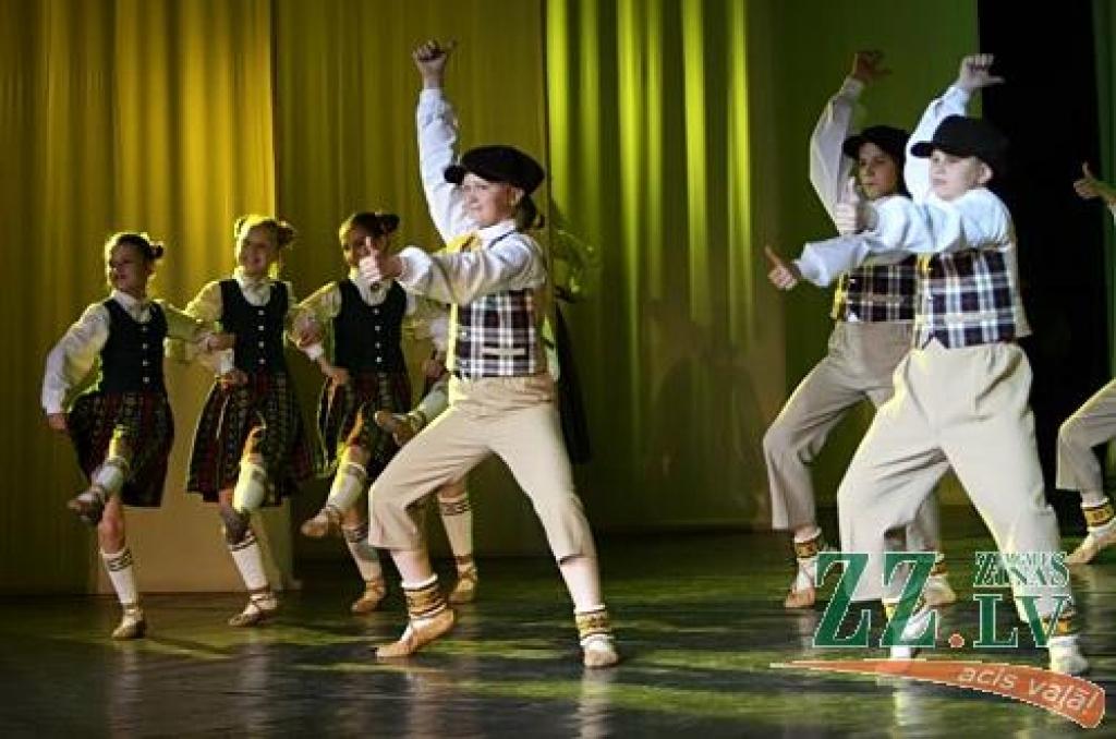 Patiesību sakot, ne mazāk krāšņa bija arī jubilejas programmas, ko piektdienas vakarā Jelgavas kultūras namā pirmo reizi publikai rādīja aģentūras «Kultūra» deju kolektīva «Vēja zirdziņš» kuplais pulks (215 bērnu septiņās grupās vecumā no...