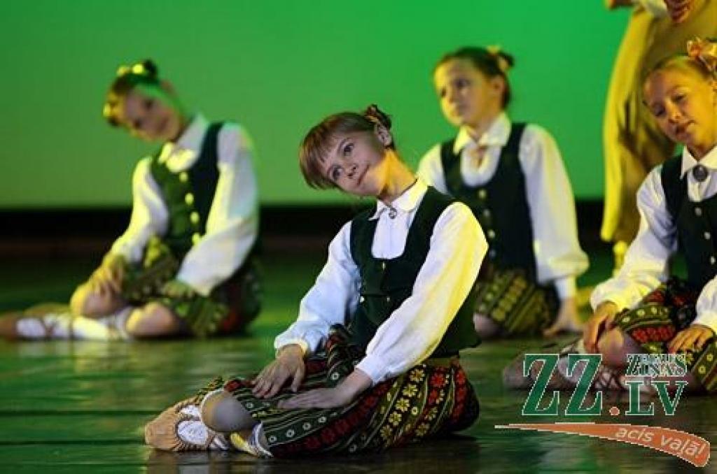 Patiesību sakot, ne mazāk krāšņa bija arī jubilejas programmas, ko piektdienas vakarā Jelgavas kultūras namā pirmo reizi publikai rādīja aģentūras «Kultūra» deju kolektīva «Vēja zirdziņš» kuplais pulks (215 bērnu septiņās grupās vecumā no...