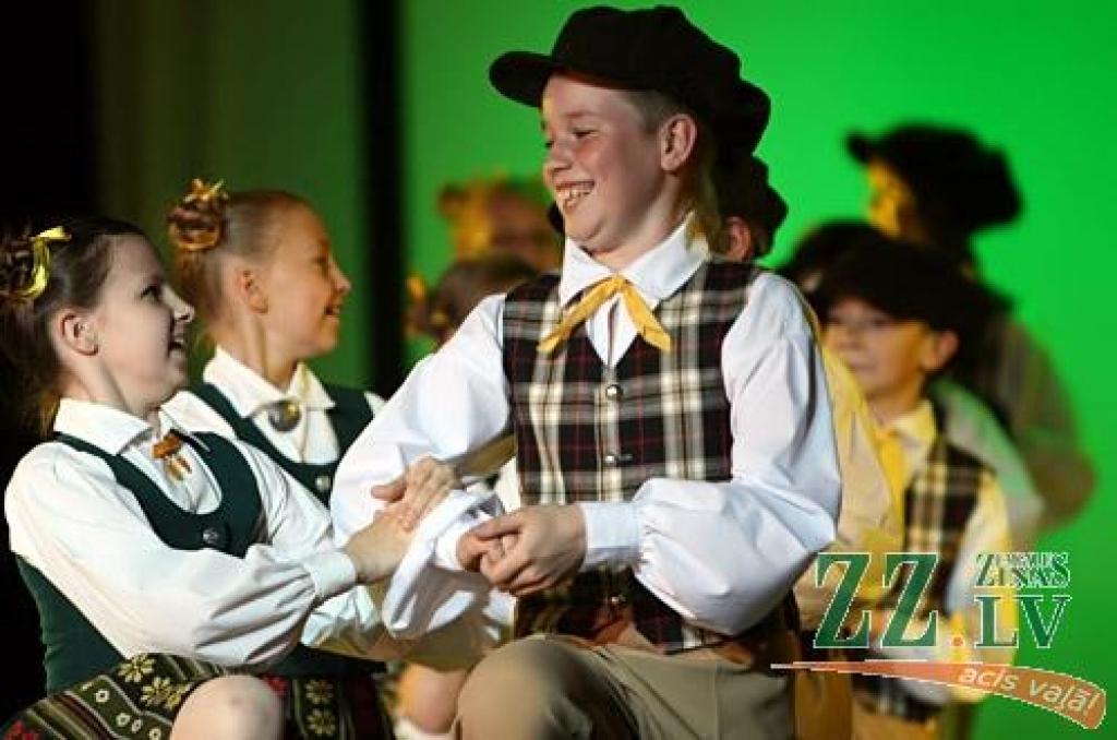 Patiesību sakot, ne mazāk krāšņa bija arī jubilejas programmas, ko piektdienas vakarā Jelgavas kultūras namā pirmo reizi publikai rādīja aģentūras «Kultūra» deju kolektīva «Vēja zirdziņš» kuplais pulks (215 bērnu septiņās grupās vecumā no...