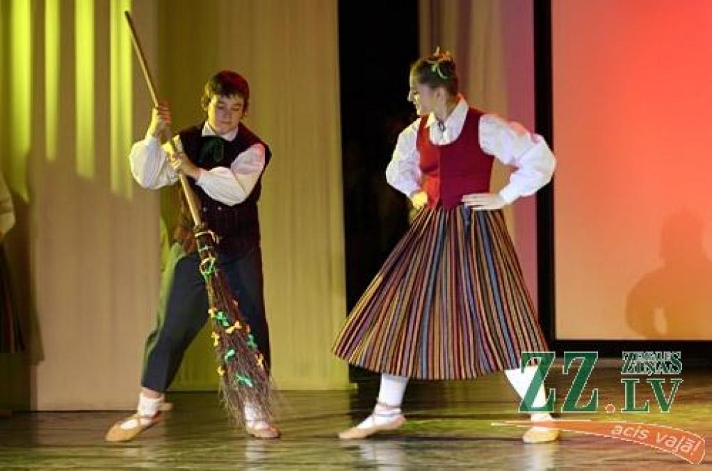 Patiesību sakot, ne mazāk krāšņa bija arī jubilejas programmas, ko piektdienas vakarā Jelgavas kultūras namā pirmo reizi publikai rādīja aģentūras «Kultūra» deju kolektīva «Vēja zirdziņš» kuplais pulks (215 bērnu septiņās grupās vecumā no...