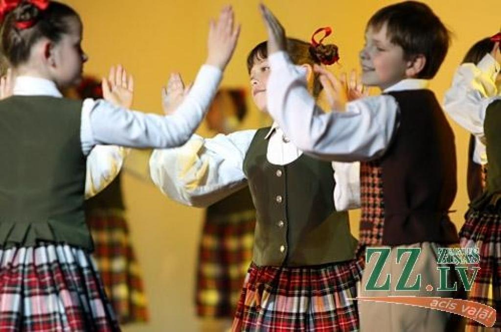 Patiesību sakot, ne mazāk krāšņa bija arī jubilejas programmas, ko piektdienas vakarā Jelgavas kultūras namā pirmo reizi publikai rādīja aģentūras «Kultūra» deju kolektīva «Vēja zirdziņš» kuplais pulks (215 bērnu septiņās grupās vecumā no...