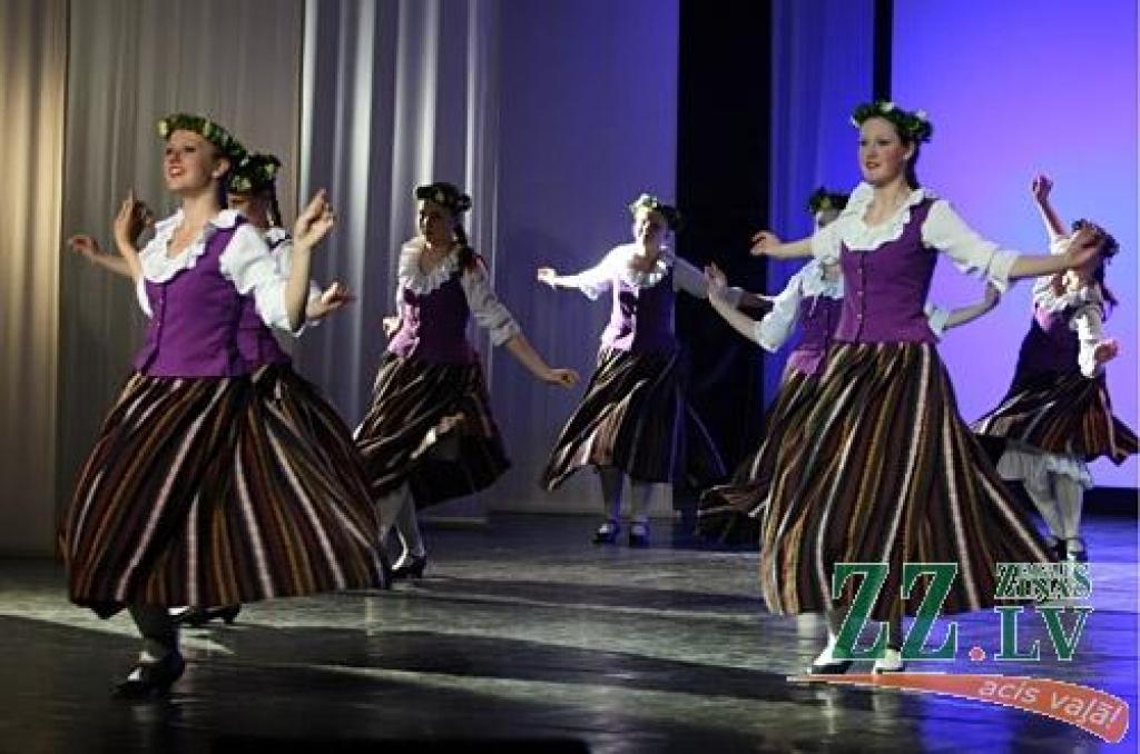 Patiesību sakot, ne mazāk krāšņa bija arī jubilejas programmas, ko piektdienas vakarā Jelgavas kultūras namā pirmo reizi publikai rādīja aģentūras «Kultūra» deju kolektīva «Vēja zirdziņš» kuplais pulks (215 bērnu septiņās grupās vecumā no...