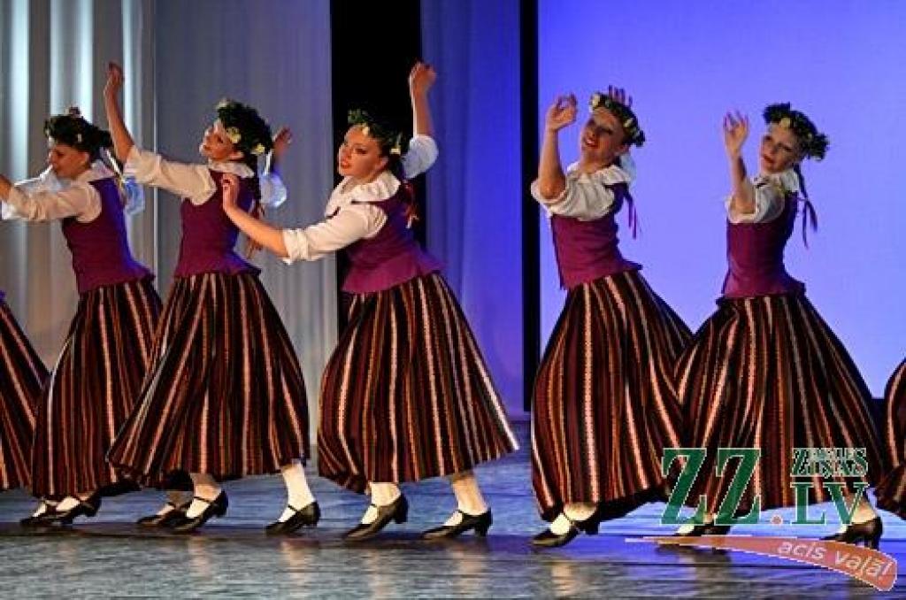 Patiesību sakot, ne mazāk krāšņa bija arī jubilejas programmas, ko piektdienas vakarā Jelgavas kultūras namā pirmo reizi publikai rādīja aģentūras «Kultūra» deju kolektīva «Vēja zirdziņš» kuplais pulks (215 bērnu septiņās grupās vecumā no...