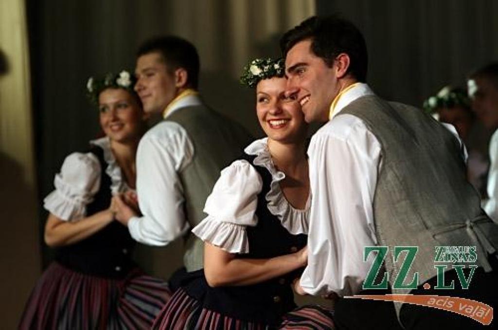 Patiesību sakot, ne mazāk krāšņa bija arī jubilejas programmas, ko piektdienas vakarā Jelgavas kultūras namā pirmo reizi publikai rādīja aģentūras «Kultūra» deju kolektīva «Vēja zirdziņš» kuplais pulks (215 bērnu septiņās grupās vecumā no...