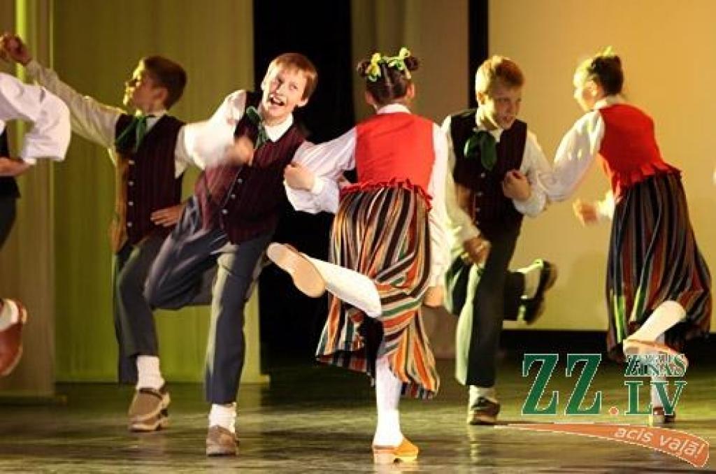 Patiesību sakot, ne mazāk krāšņa bija arī jubilejas programmas, ko piektdienas vakarā Jelgavas kultūras namā pirmo reizi publikai rādīja aģentūras «Kultūra» deju kolektīva «Vēja zirdziņš» kuplais pulks (215 bērnu septiņās grupās vecumā no...