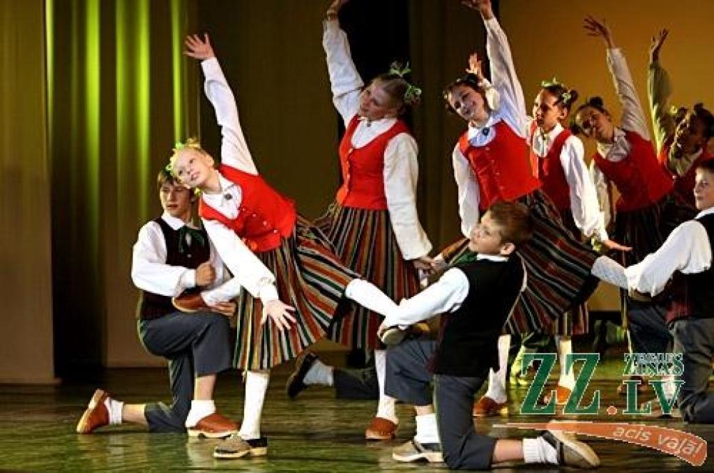 Patiesību sakot, ne mazāk krāšņa bija arī jubilejas programmas, ko piektdienas vakarā Jelgavas kultūras namā pirmo reizi publikai rādīja aģentūras «Kultūra» deju kolektīva «Vēja zirdziņš» kuplais pulks (215 bērnu septiņās grupās vecumā no...