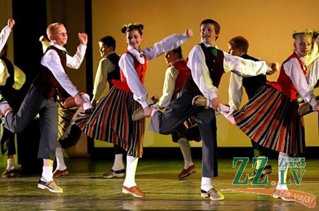 Patiesību sakot, ne mazāk krāšņa bija arī jubilejas programmas, ko piektdienas vakarā Jelgavas kultūras namā pirmo reizi publikai rādīja aģentūras «Kultūra» deju kolektīva «Vēja zirdziņš» kuplais pulks (215 bērnu septiņās grupās vecumā no...