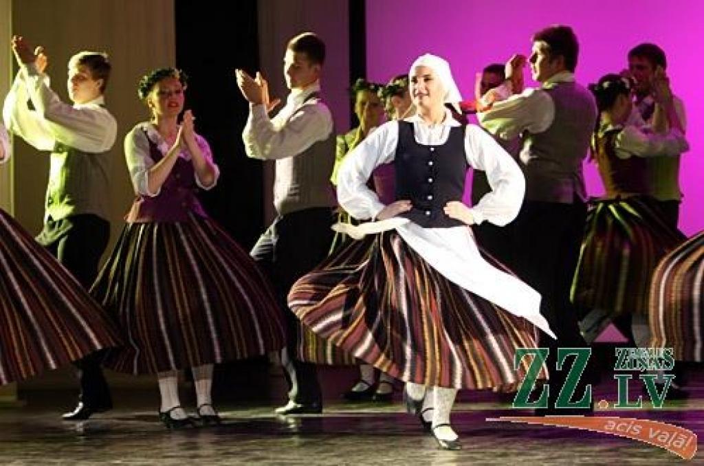 Patiesību sakot, ne mazāk krāšņa bija arī jubilejas programmas, ko piektdienas vakarā Jelgavas kultūras namā pirmo reizi publikai rādīja aģentūras «Kultūra» deju kolektīva «Vēja zirdziņš» kuplais pulks (215 bērnu septiņās grupās vecumā no...