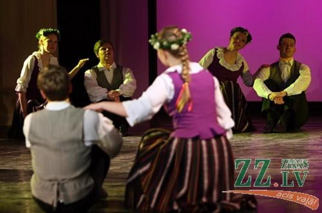 Patiesību sakot, ne mazāk krāšņa bija arī jubilejas programmas, ko piektdienas vakarā Jelgavas kultūras namā pirmo reizi publikai rādīja aģentūras «Kultūra» deju kolektīva «Vēja zirdziņš» kuplais pulks (215 bērnu septiņās grupās vecumā no...