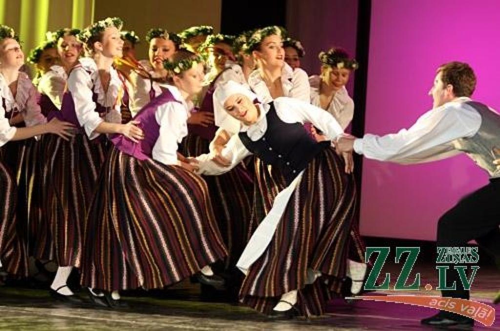 Patiesību sakot, ne mazāk krāšņa bija arī jubilejas programmas, ko piektdienas vakarā Jelgavas kultūras namā pirmo reizi publikai rādīja aģentūras «Kultūra» deju kolektīva «Vēja zirdziņš» kuplais pulks (215 bērnu septiņās grupās vecumā no...