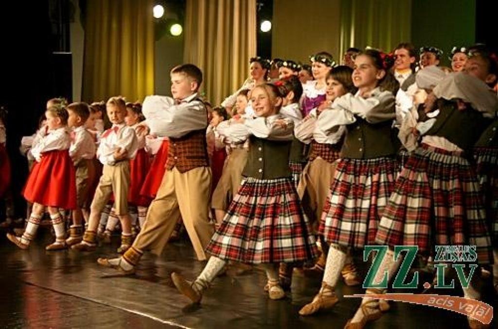 Patiesību sakot, ne mazāk krāšņa bija arī jubilejas programmas, ko piektdienas vakarā Jelgavas kultūras namā pirmo reizi publikai rādīja aģentūras «Kultūra» deju kolektīva «Vēja zirdziņš» kuplais pulks (215 bērnu septiņās grupās vecumā no...