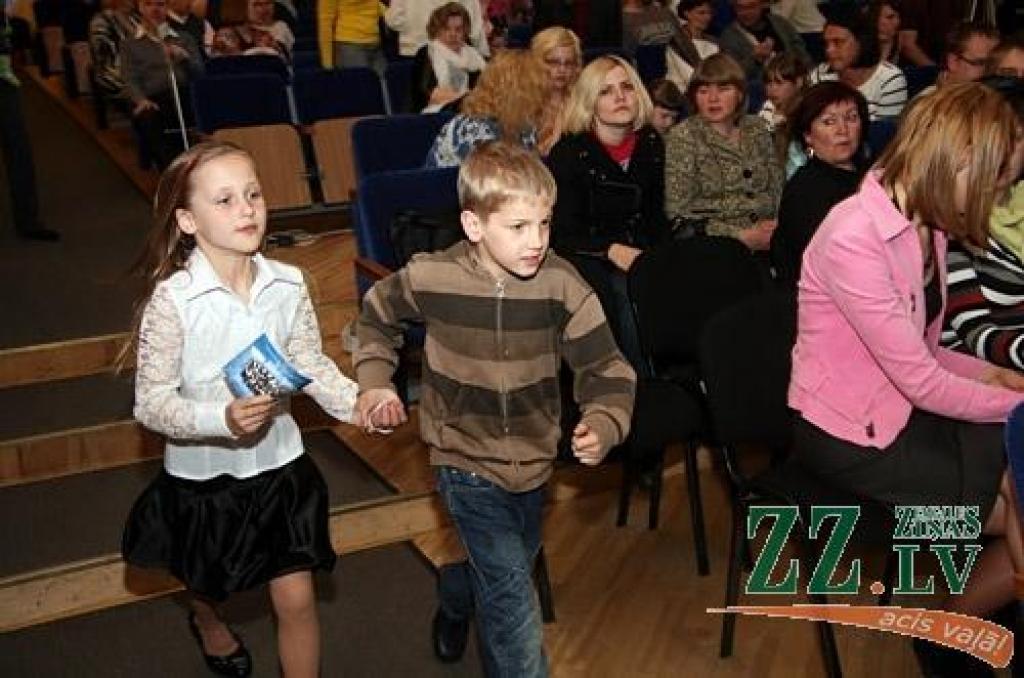 Patiesību sakot, ne mazāk krāšņa bija arī jubilejas programmas, ko piektdienas vakarā Jelgavas kultūras namā pirmo reizi publikai rādīja aģentūras «Kultūra» deju kolektīva «Vēja zirdziņš» kuplais pulks (215 bērnu septiņās grupās vecumā no...