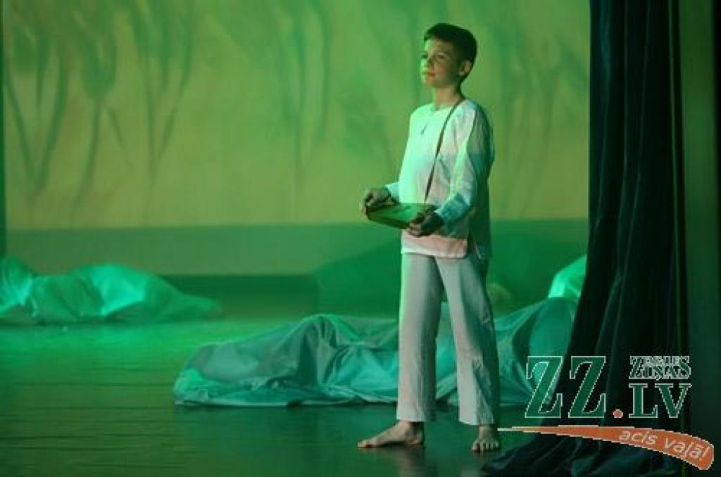 Patiesību sakot, ne mazāk krāšņa bija arī jubilejas programmas, ko piektdienas vakarā Jelgavas kultūras namā pirmo reizi publikai rādīja aģentūras «Kultūra» deju kolektīva «Vēja zirdziņš» kuplais pulks (215 bērnu septiņās grupās vecumā no...