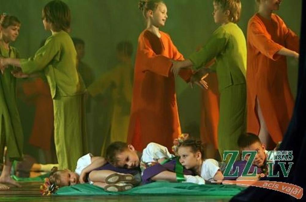 Patiesību sakot, ne mazāk krāšņa bija arī jubilejas programmas, ko piektdienas vakarā Jelgavas kultūras namā pirmo reizi publikai rādīja aģentūras «Kultūra» deju kolektīva «Vēja zirdziņš» kuplais pulks (215 bērnu septiņās grupās vecumā no...